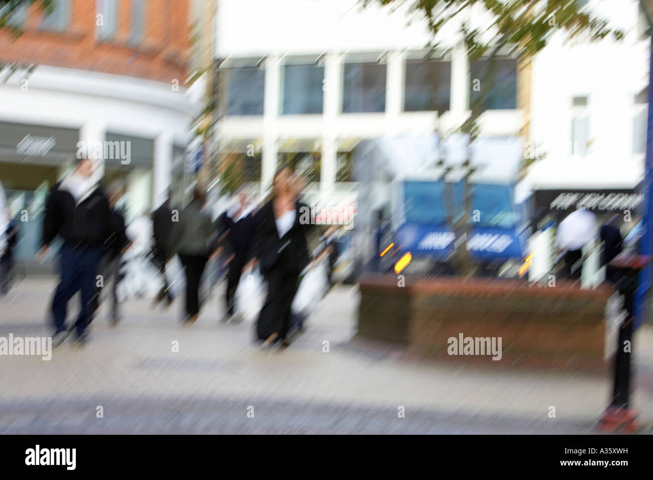 Clients mystères de cornmarket zone piétonne dans le centre-ville de Belfast Banque D'Images