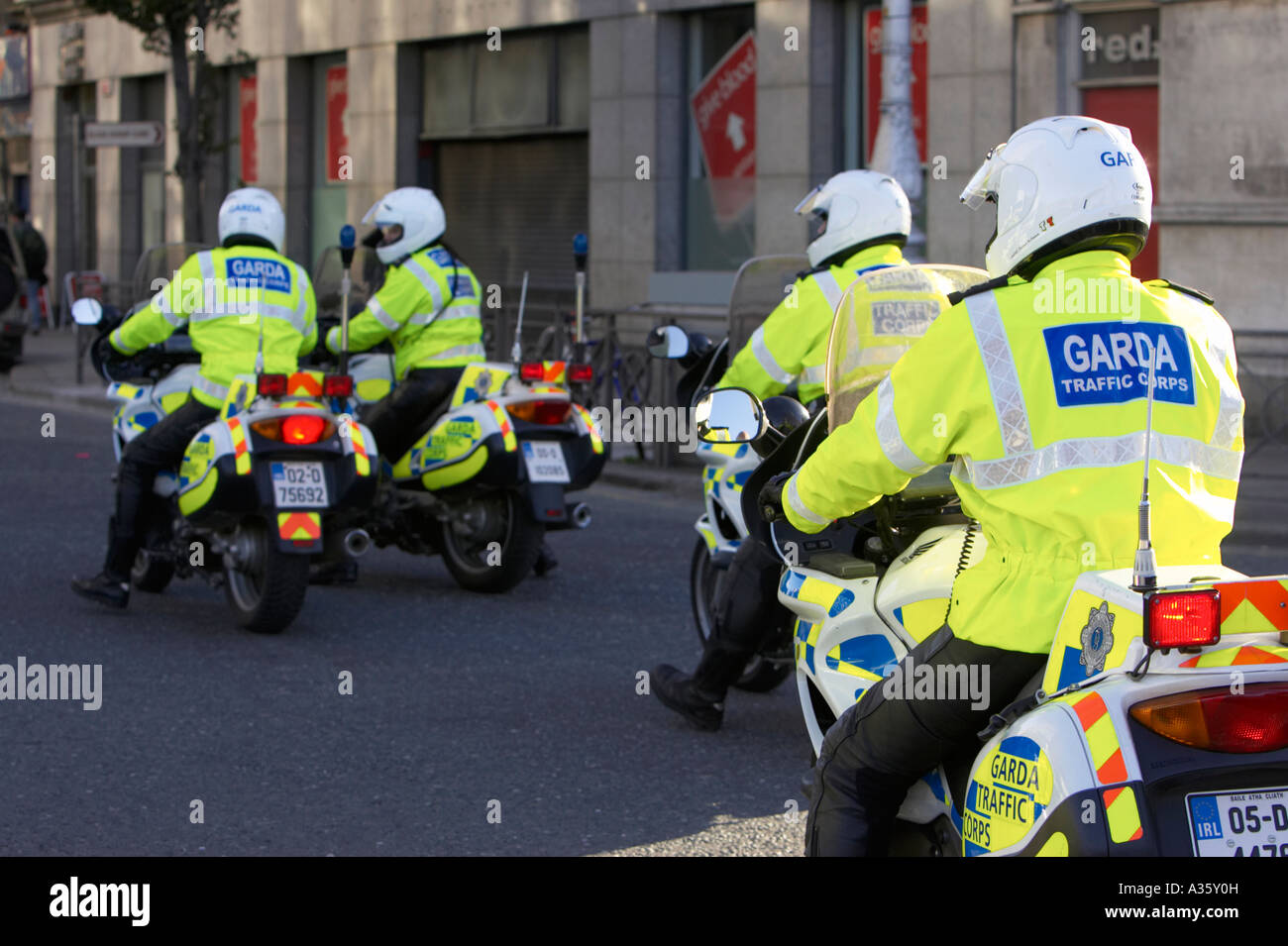 Garda Siochana la police de la circulation police flics en moto en patrouille dans le centre-ville de Dublin Banque D'Images