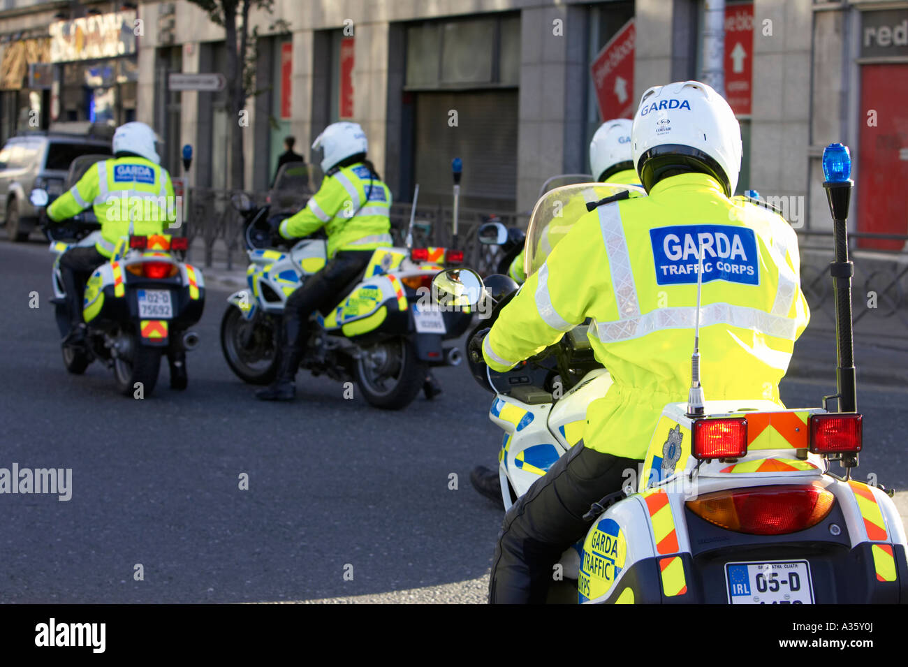 Garda Siochana la police de la circulation police flics en moto en patrouille dans le centre-ville de Dublin Banque D'Images