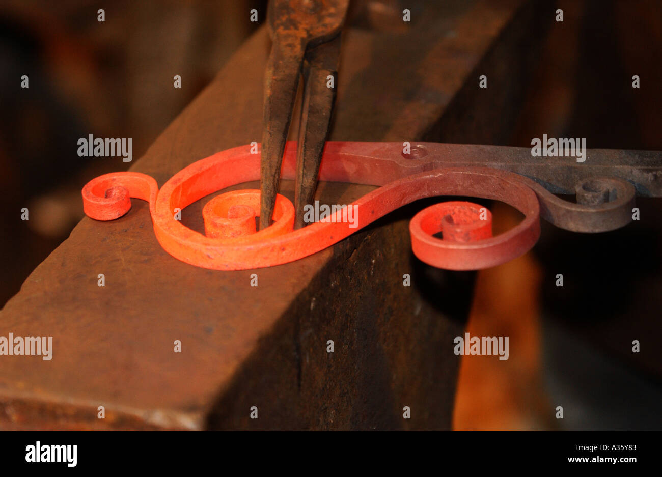 Close up du fer en cours de travail avec un marteau Banque D'Images
