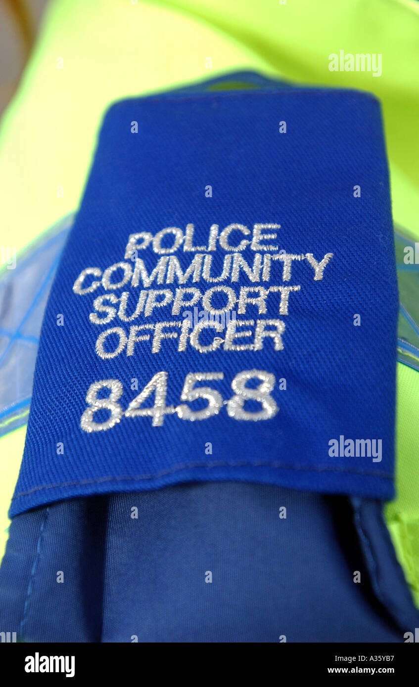 De près de l'épaule d'un insigne d'un agent de soutien communautaire de la police en Grande-Bretagne UK Banque D'Images