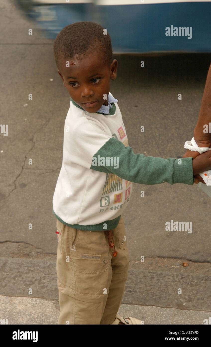 Boy holding a personne s part La Havane Cuba Banque D'Images