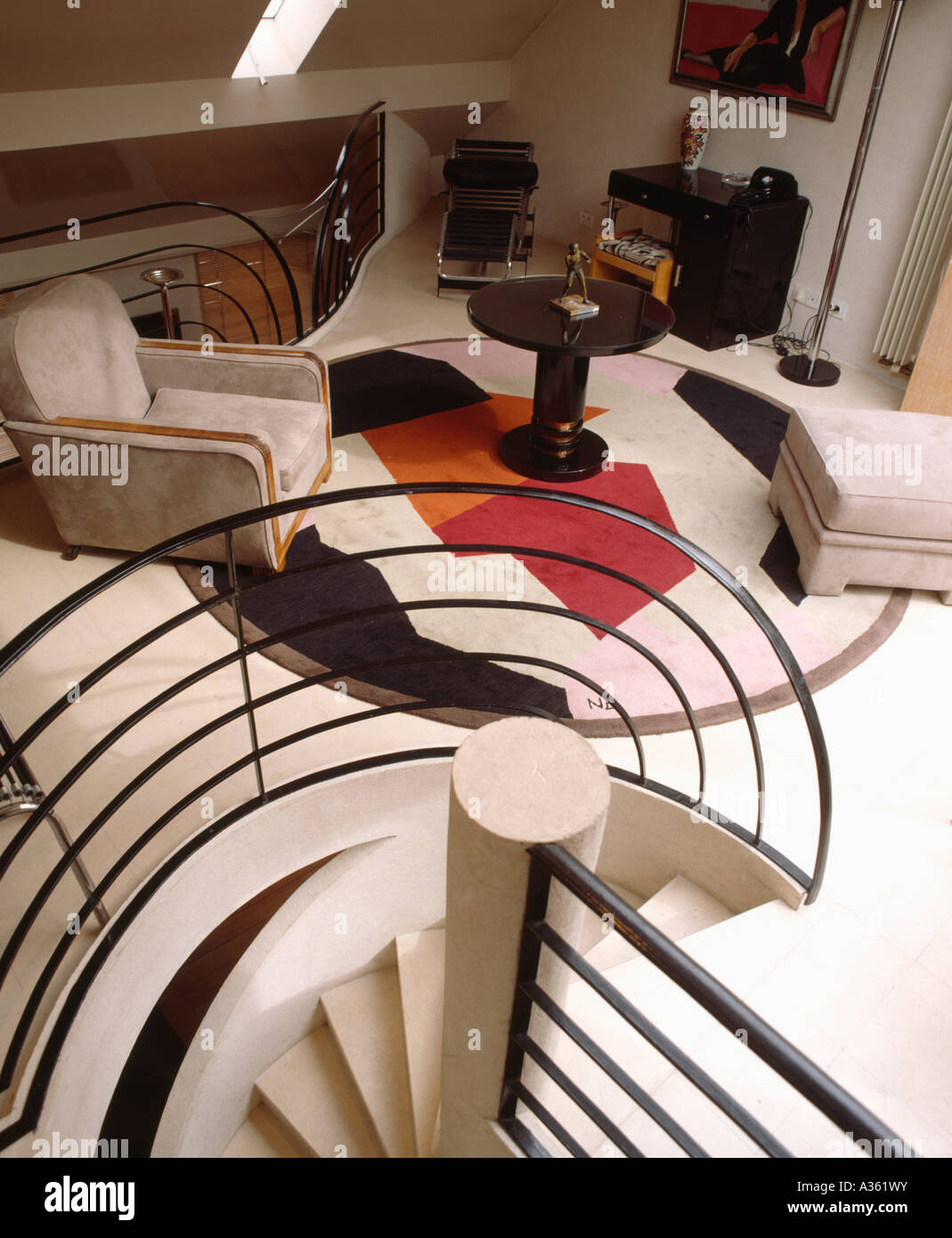 Birdseye view of modern living room en style Art Déco des années 30 avec tapis et meubles en colimaçon Banque D'Images