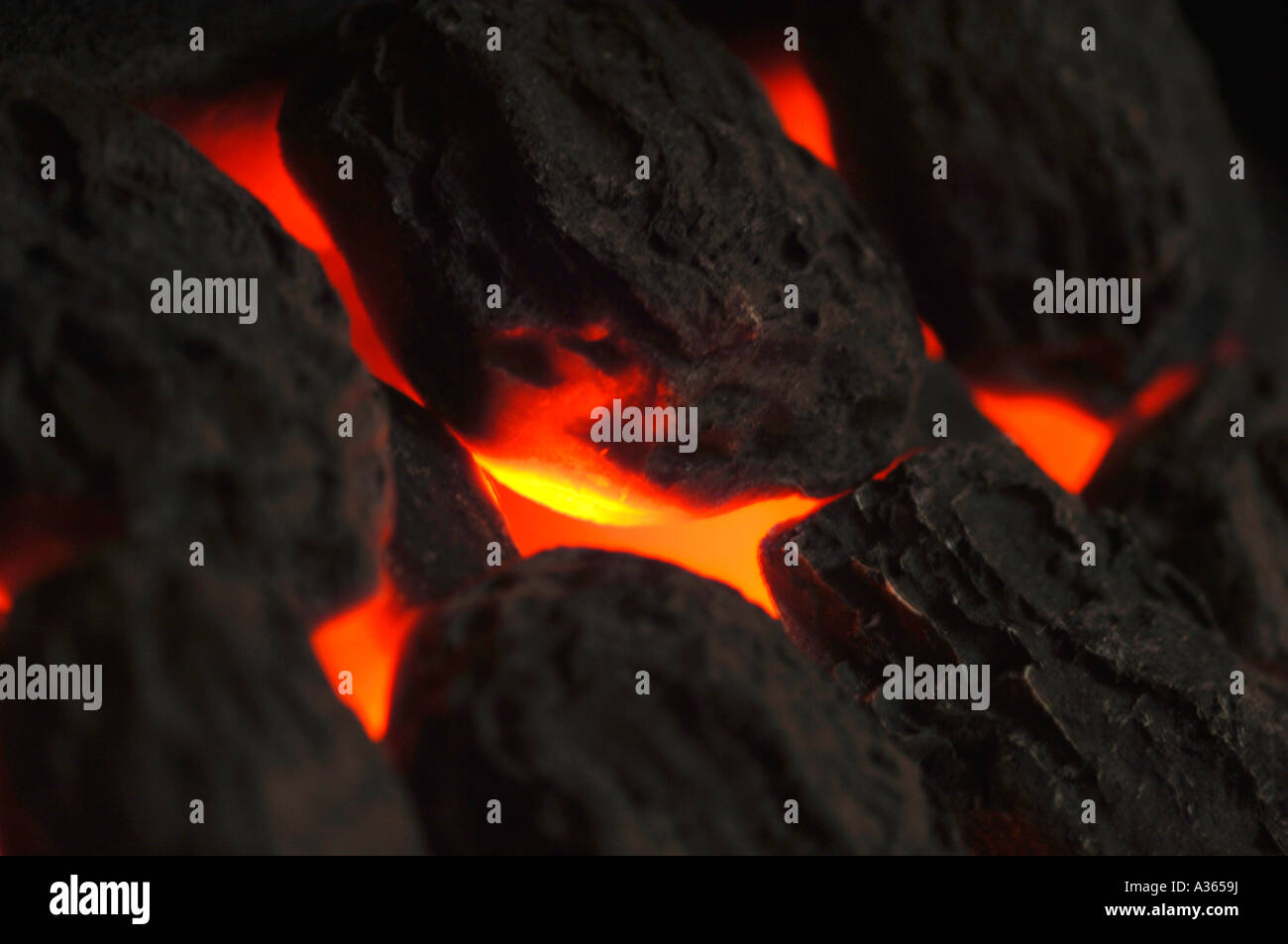 Charbon artificiel et la douce lueur d'un feu de gaz. Banque D'Images