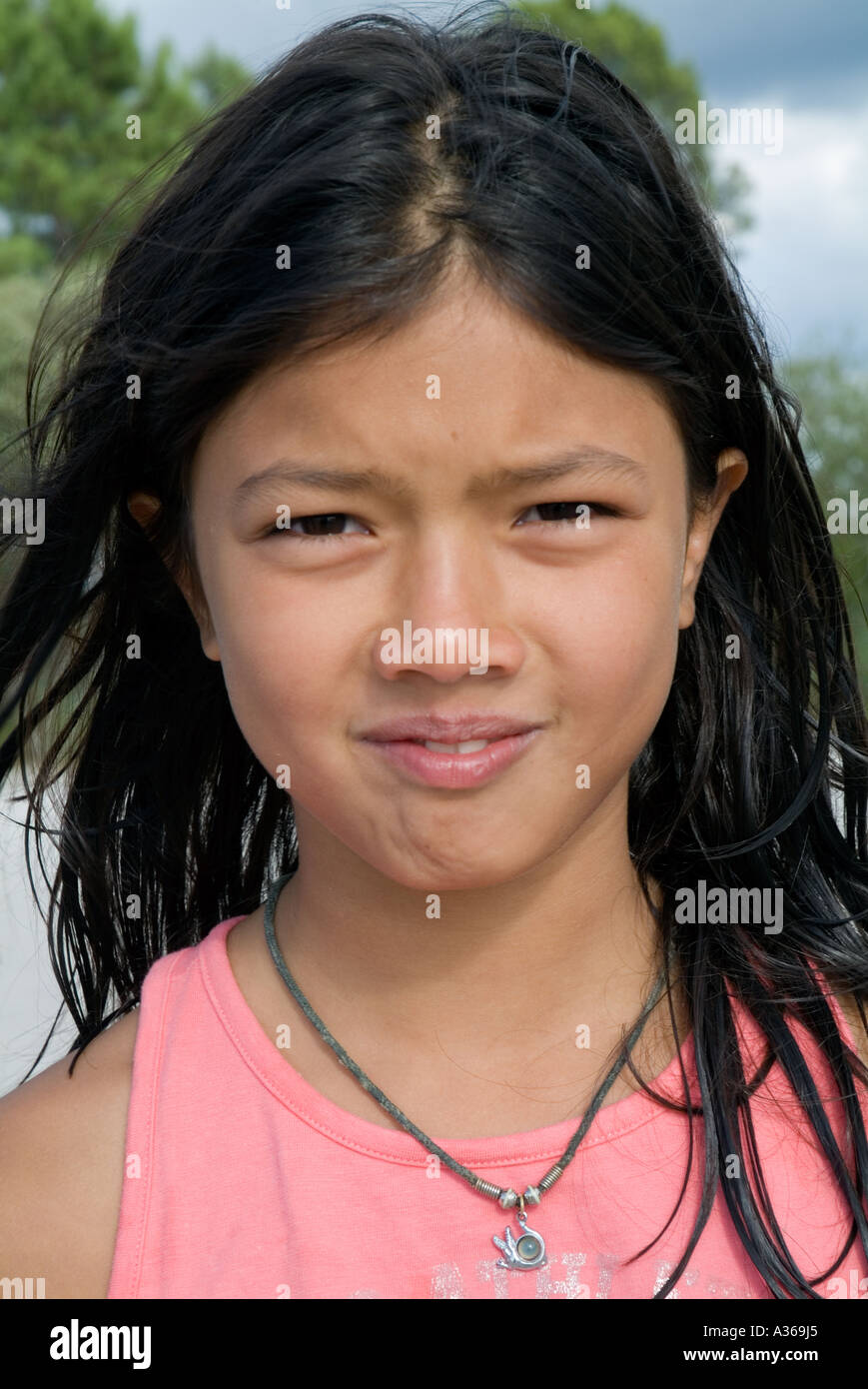 Portrait de l'Eurasian girl smiling Banque D'Images