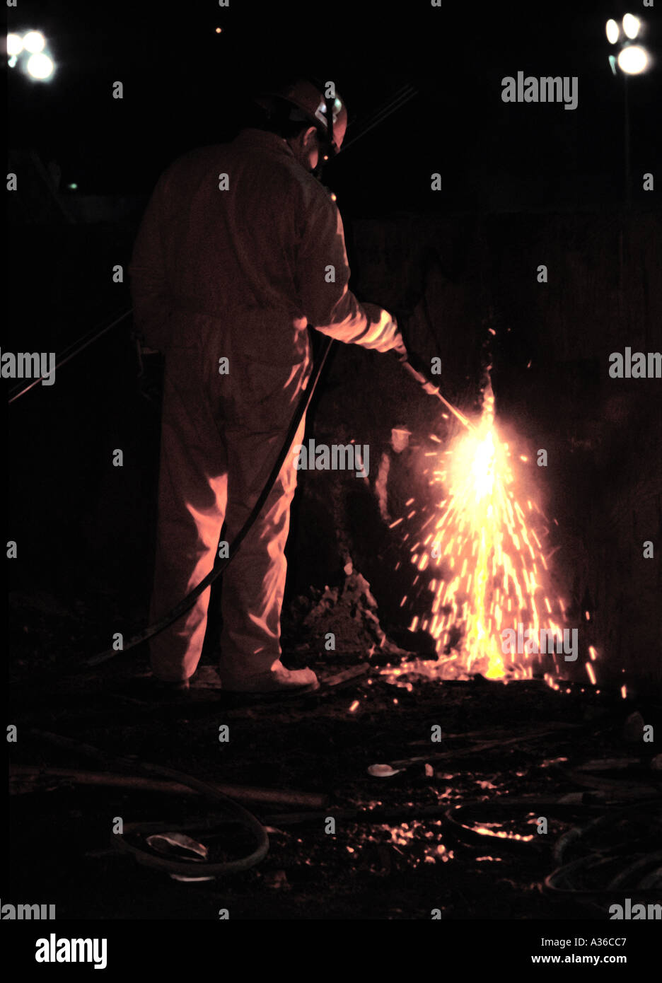 Ironworker coupe une poutre d'acier sur le sol après l'effondrement du World Trade Center à New York en 2001. Banque D'Images