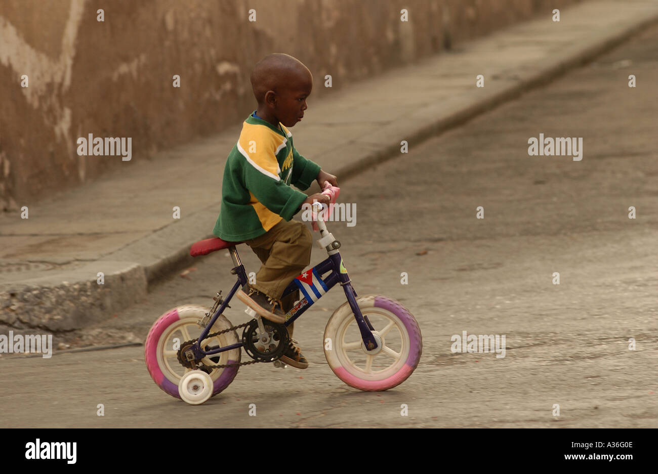 Boy riding a bicycle La Havane Cuba Banque D'Images