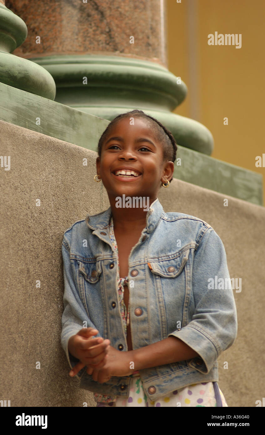 Portrait d'une jeune fille appuyée contre un pilier en souriant La Havane Cuba Banque D'Images