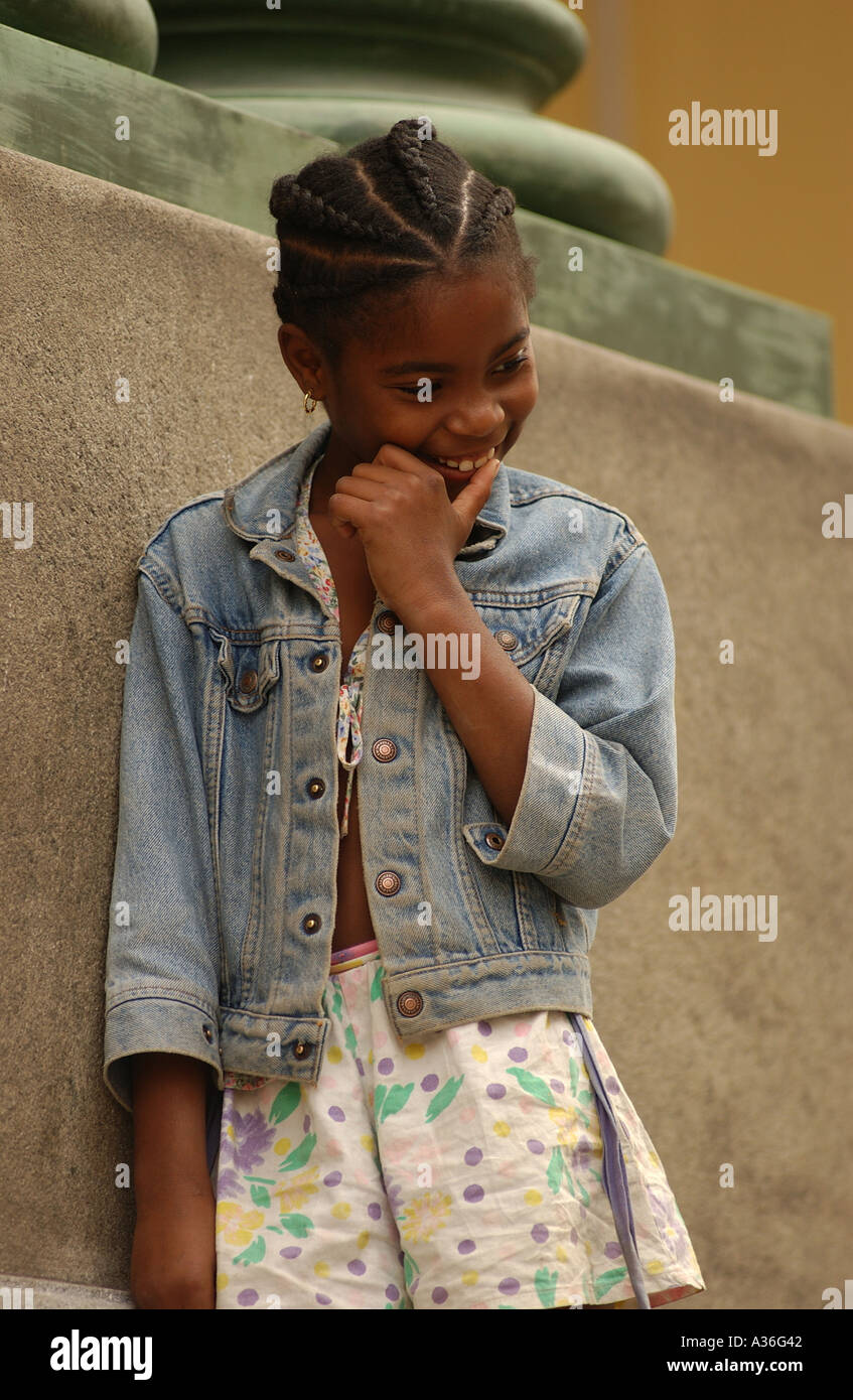 Girl appuyé contre un pilier en souriant La Havane Cuba Banque D'Images