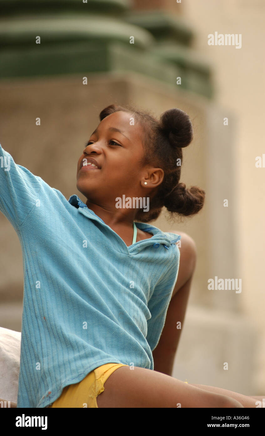 Fille à la Havane Cuba smiling back Banque D'Images