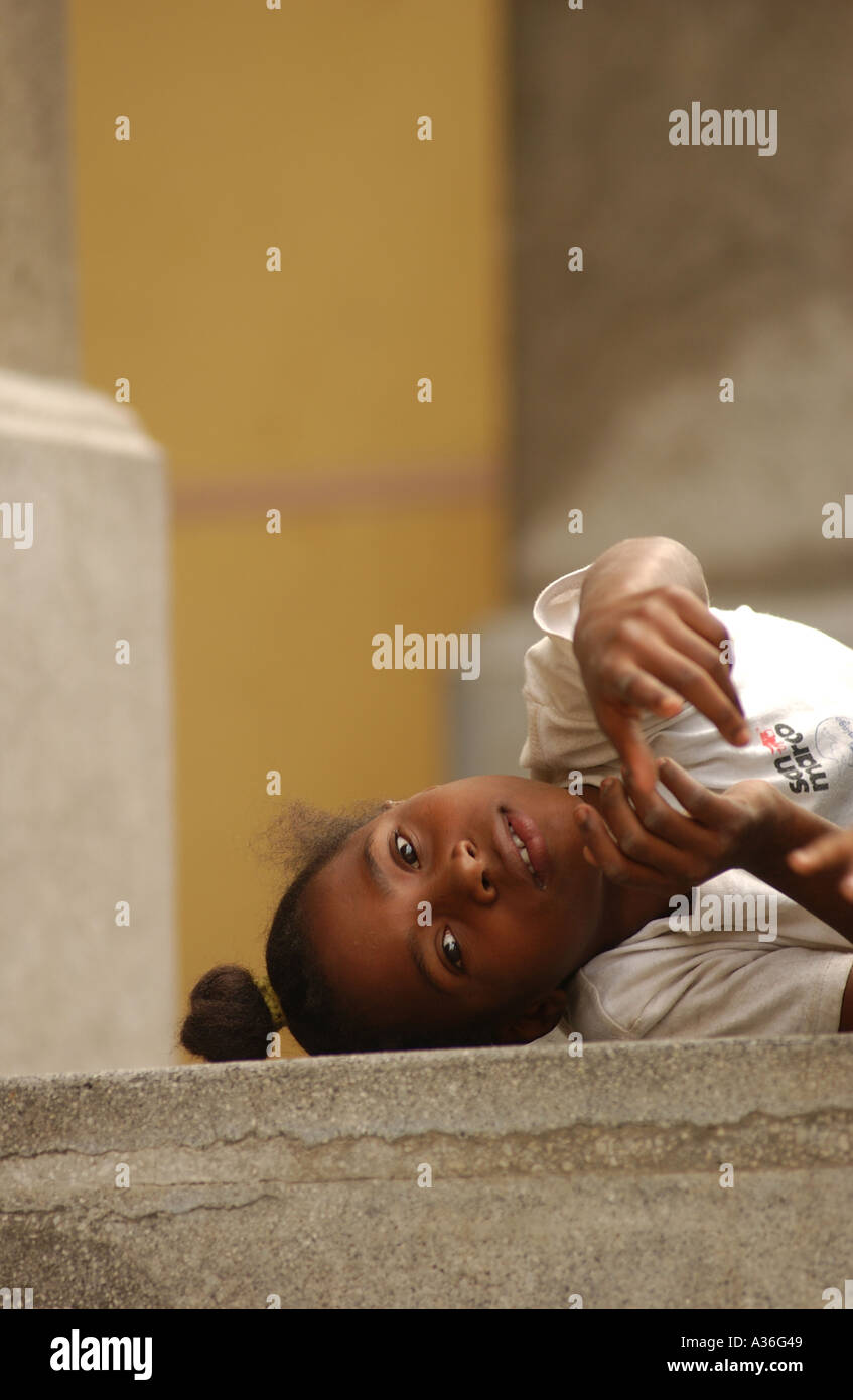 Portrait d'une jeune fille couchée La Havane Cuba Banque D'Images