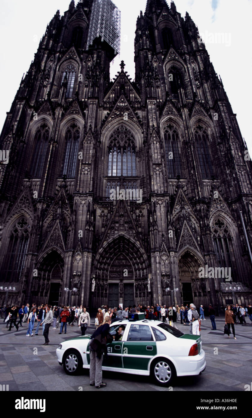 Voiture de police en face de la cathédrale de Cologne, Rhénanie du Nord-Westphalie, Allemagne. Banque D'Images