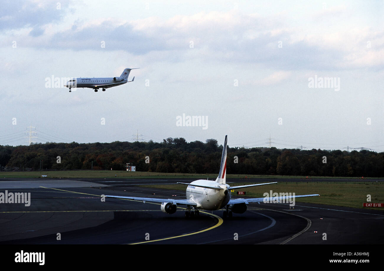 L'atterrissage des avions et en attente de décollage, l'aéroport international de Düsseldorf, Rhénanie du Nord-Westphalie, Allemagne. Banque D'Images