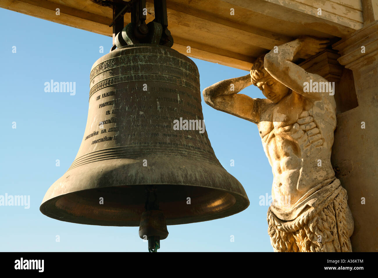 Le Nicaragua. Leon. Cathedral bell & figure Banque D'Images