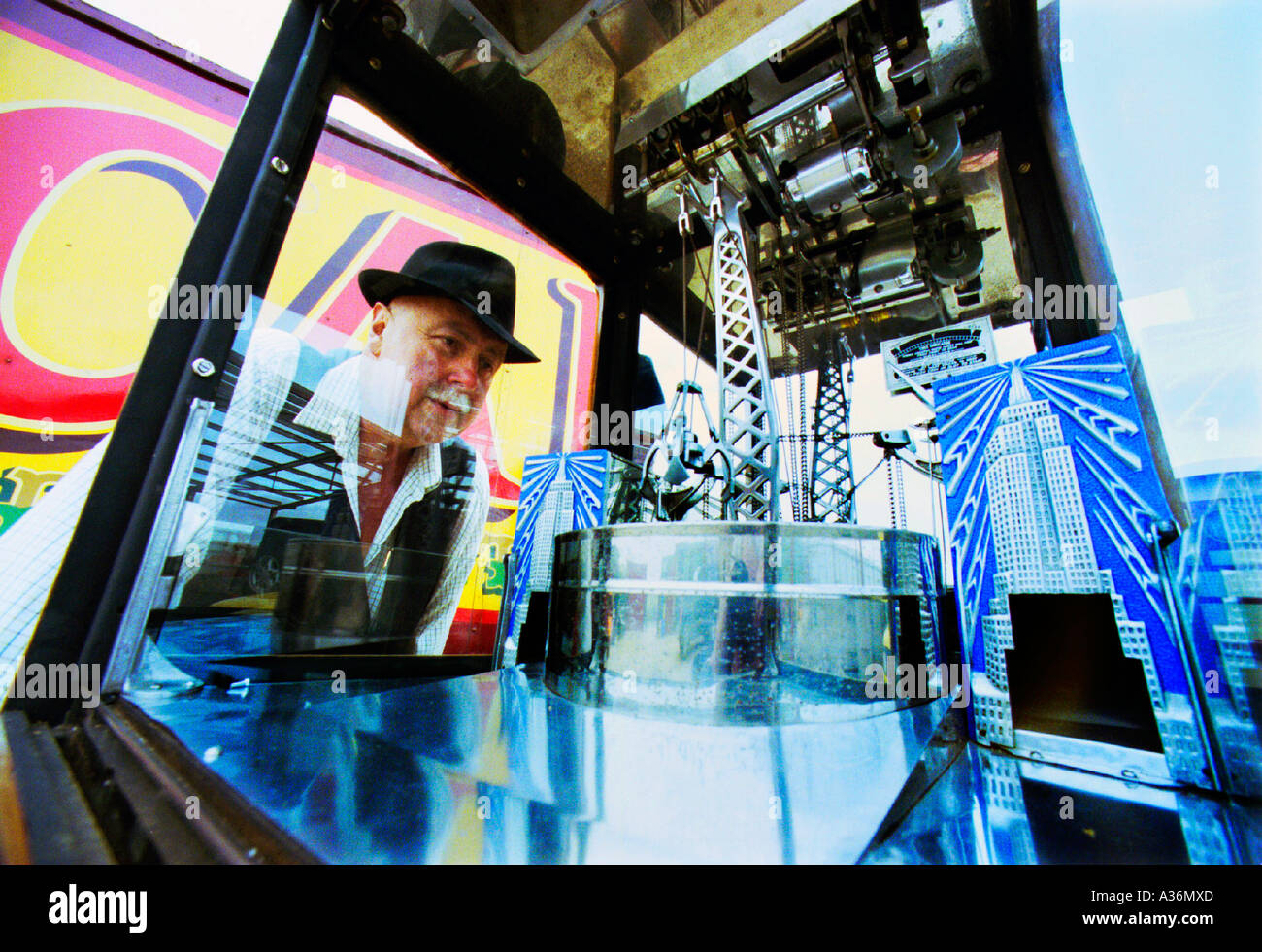 John Carter inspecte les rouages complexes de son Art Déco Mutoscope Electric voyageant Crane fabriqué aux Etats-Unis en 1935 Banque D'Images