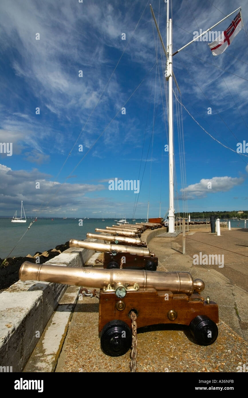 Chanoines sur front de mer Île de Wight Cowes Banque D'Images