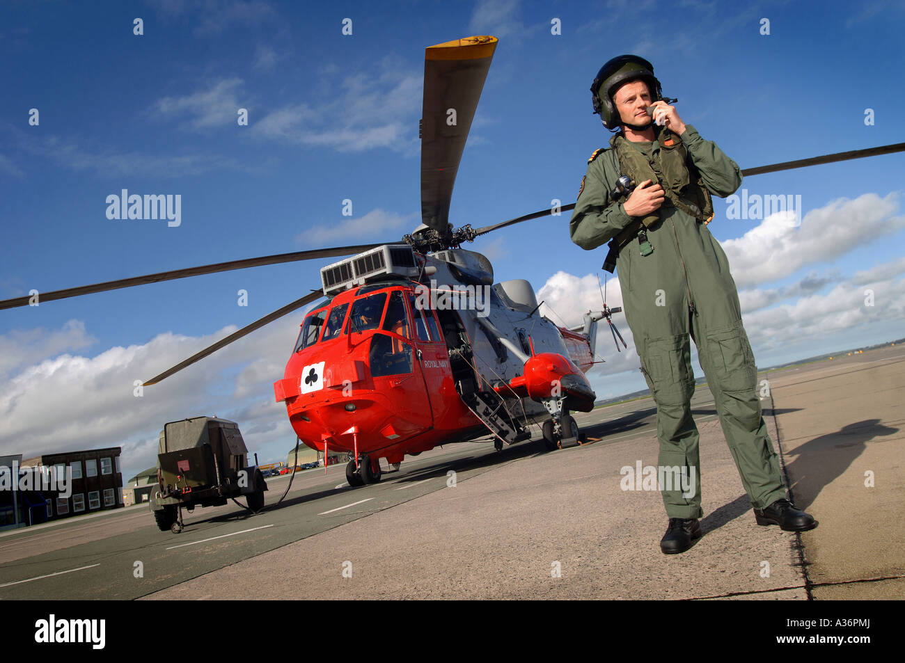 Un chirurgien de marine photographiée avec un hélicoptère de la marine royale au RNAS Culdrose à Cornwall Banque D'Images