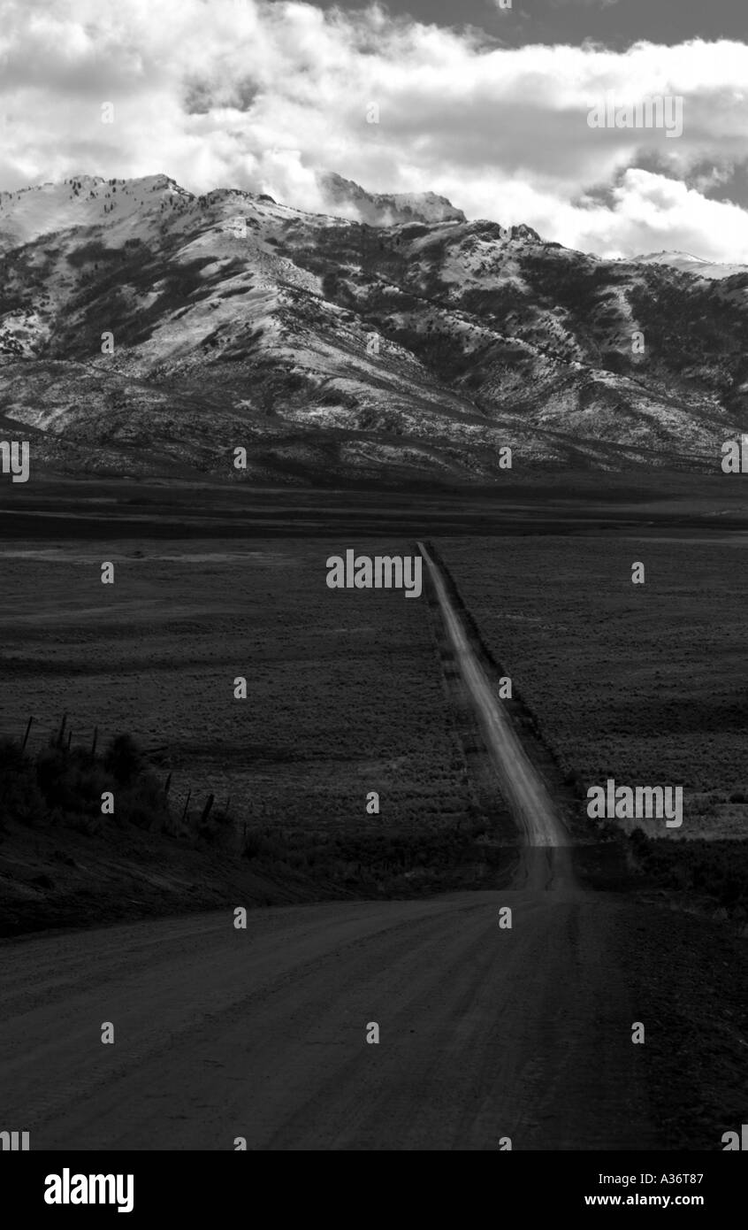 Les montagnes lointaines noir et blanc Banque D'Images