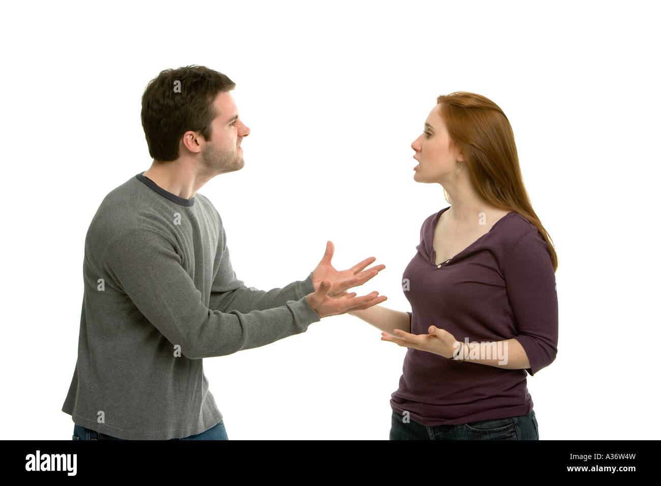 Un argument passionné fait rage entre deux jeunes amants avec voix posée et frustration Banque D'Images