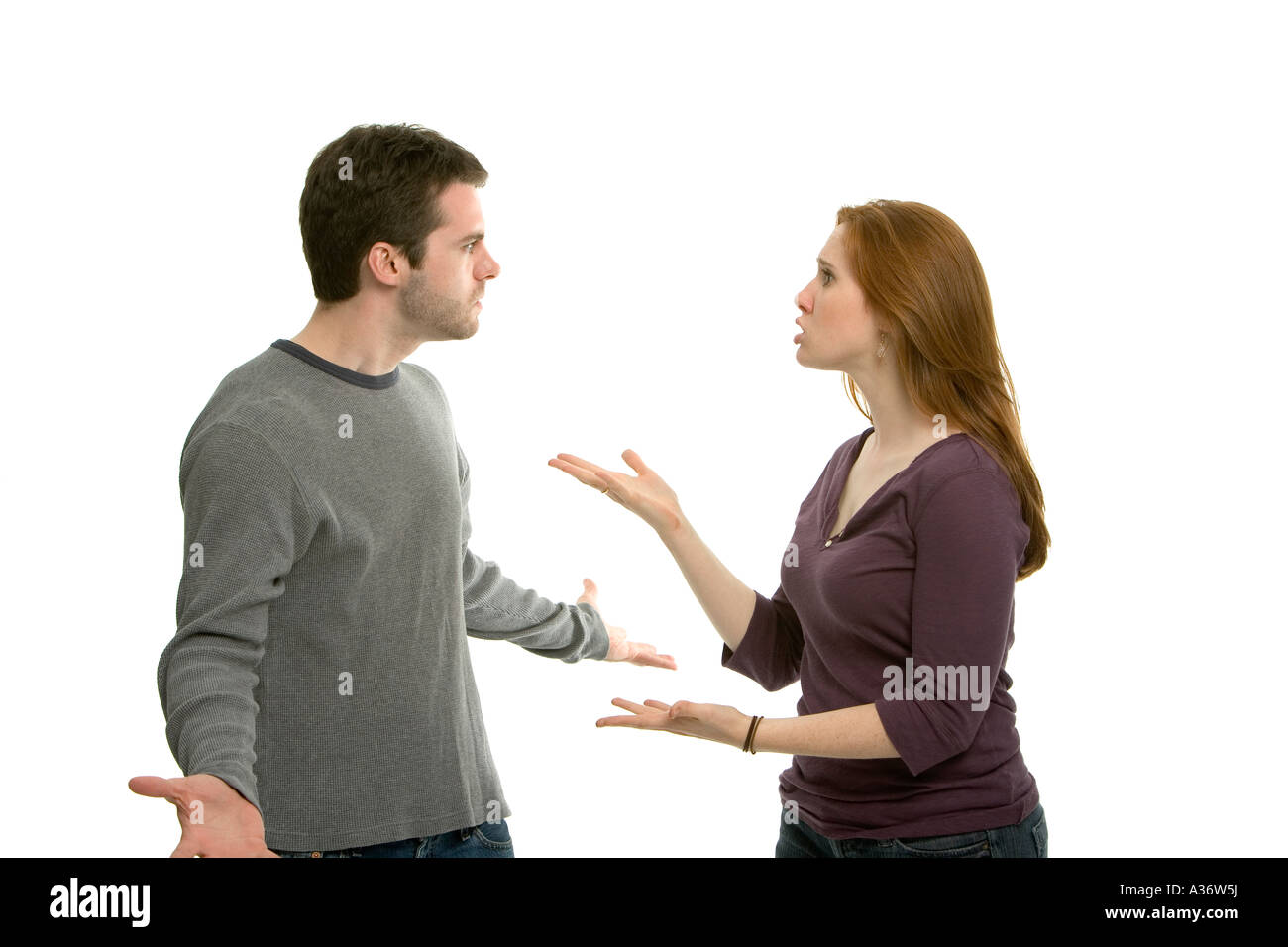 Jeune couple ayant un argument bruyant et gesticulant avec colère à l'autre Banque D'Images