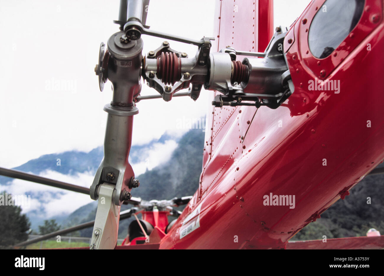 Queue d'un hélicoptère de sauvetage Suisse, montagnes suisses Banque D'Images