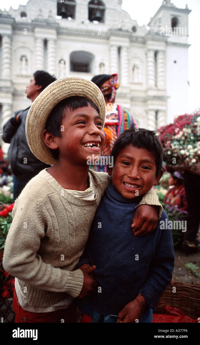 Les garçons dans la ville de marché de Zunil Guatemala Brian Atkinson Banque D'Images