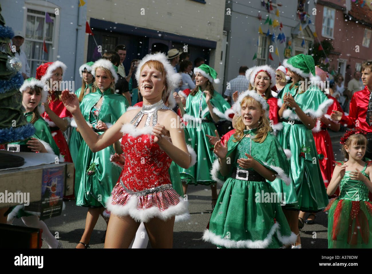 Carnaval d'Aldeburgh, Suffolk, UK, un thème de Noël. Banque D'Images