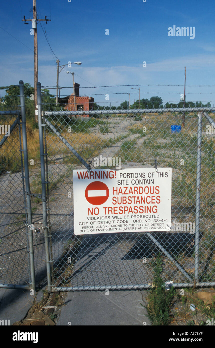 Detroit Michigan met en garde un signe de contamination sur le site d'une ancienne usine de pneus Uniroyal Banque D'Images