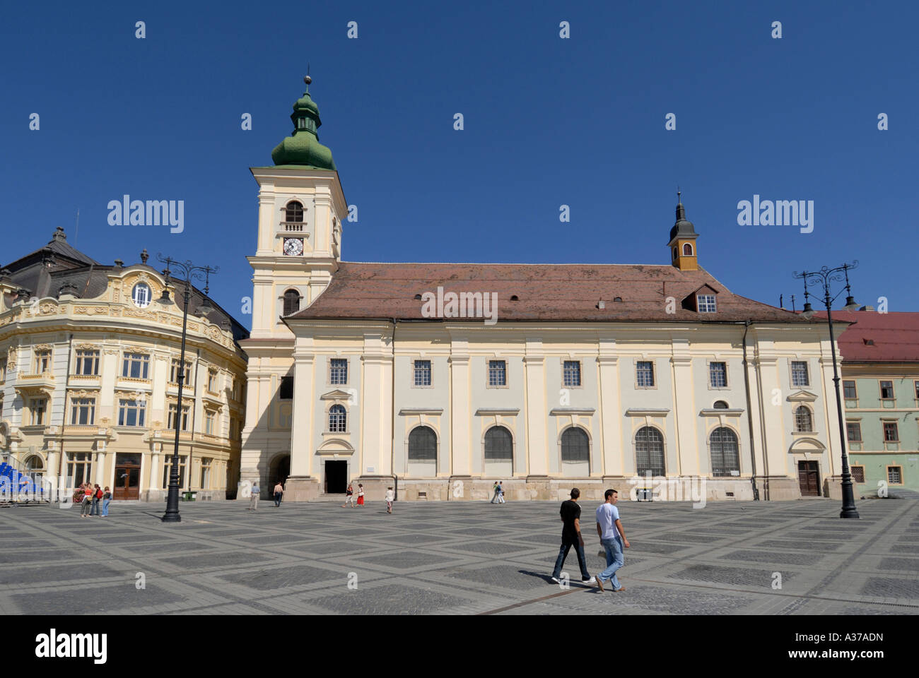 Roumanie Sibiu. Capitale européenne de la Culture 2007. Église catholique romaine (1733) de style baroque à Piata Mare. Banque D'Images