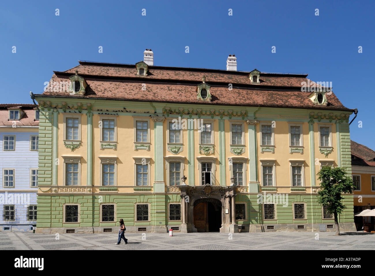 Le Palais Brukenthal (1788) style baroque tardif de Piata Mare, Sibiu, Roumanie Banque D'Images