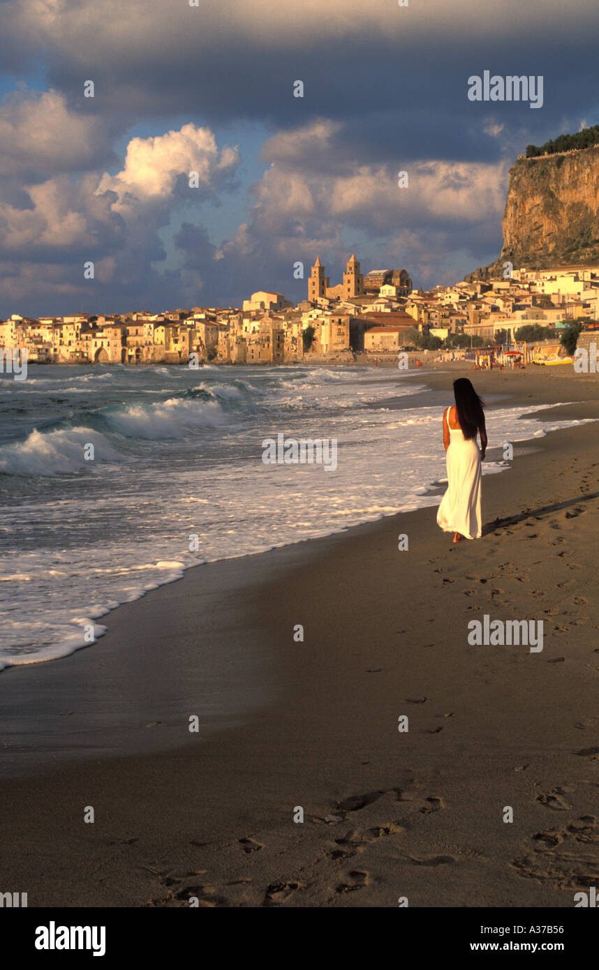 Femme sur la côte près de la Méditerranée village de Cefalu en Sicile Italie Banque D'Images