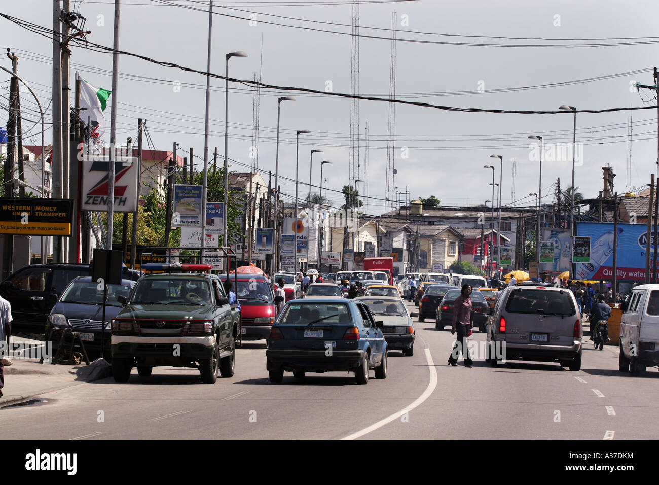 Scène de rue animée dans la ville de Lagos, Nigeria, Afrique de l'Ouest. Banque D'Images