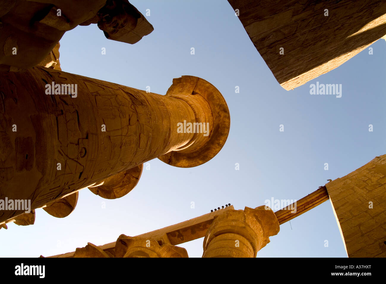 L'intérieur du pylône du Temple de Karnak deuxième grande salle hypostyle 122 bud papyrus de 23 mètres de colonnes de Karnak haute Egypte Afrique du Nord Banque D'Images