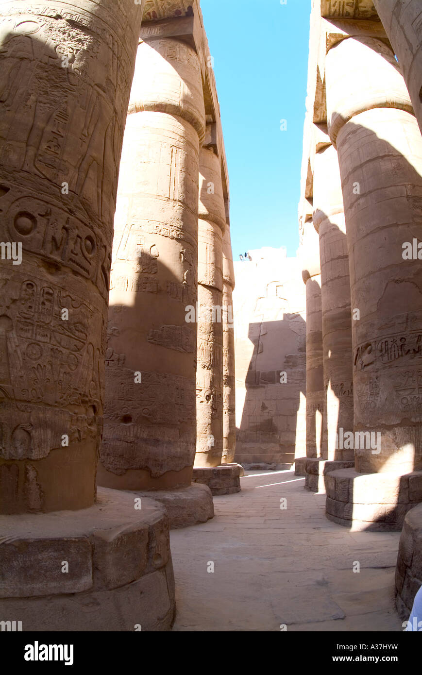 L'intérieur du pylône du Temple de Karnak deuxième grande salle hypostyle 122 bud papyrus de 23 mètres de colonnes de Karnak haute Egypte Afrique du Nord Banque D'Images