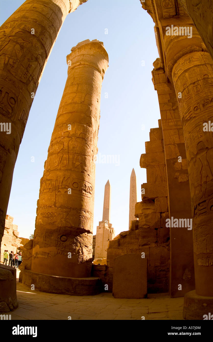 Temple de Karnak deux obélisques à l'intérieur deuxième pylône grande salle hypostyle de Karnak colonnes 122 bud papyrus Egypte Afrique du Nord Banque D'Images