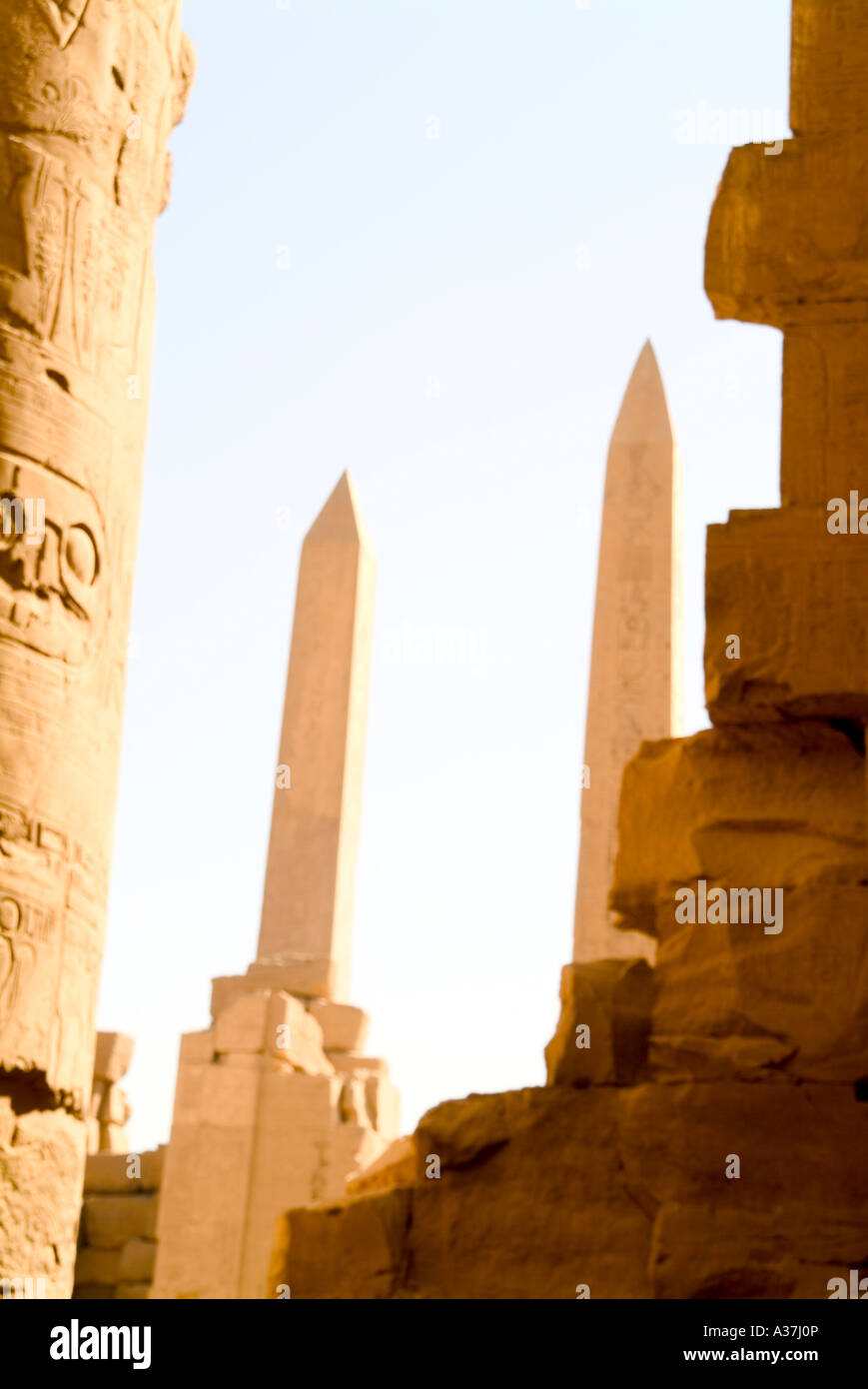 Temple de Karnak deux obélisques à l'intérieur troisième pylône grande salle hypostyle de Karnak colonnes 122 bud papyrus Egypte Afrique du Nord Banque D'Images