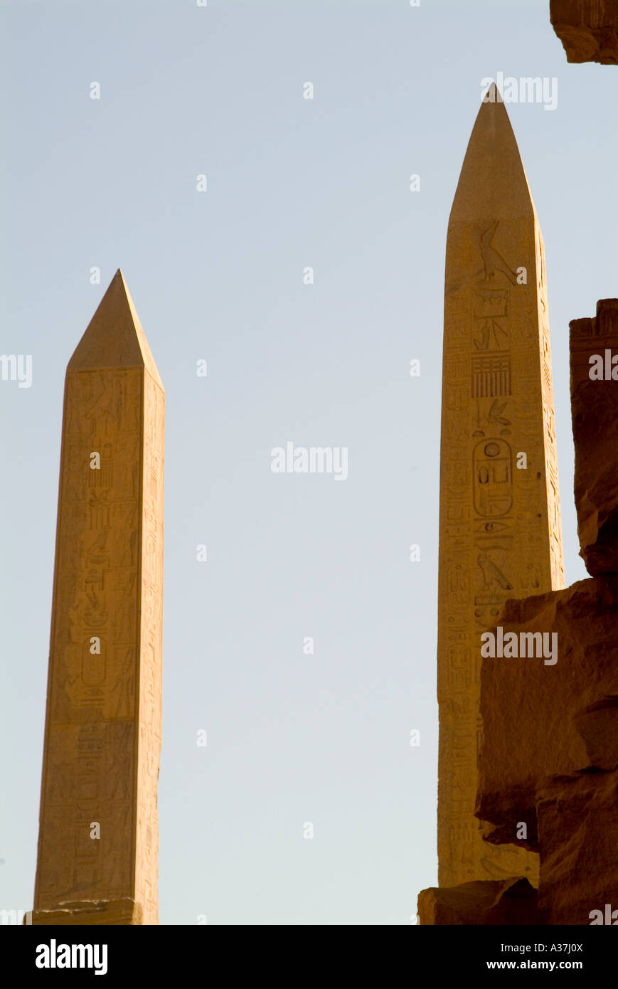 Temple de Karnak deux obélisques à l'intérieur troisième pylône grande salle hypostyle de Karnak colonnes 122 bud papyrus Egypte Afrique du Nord Banque D'Images