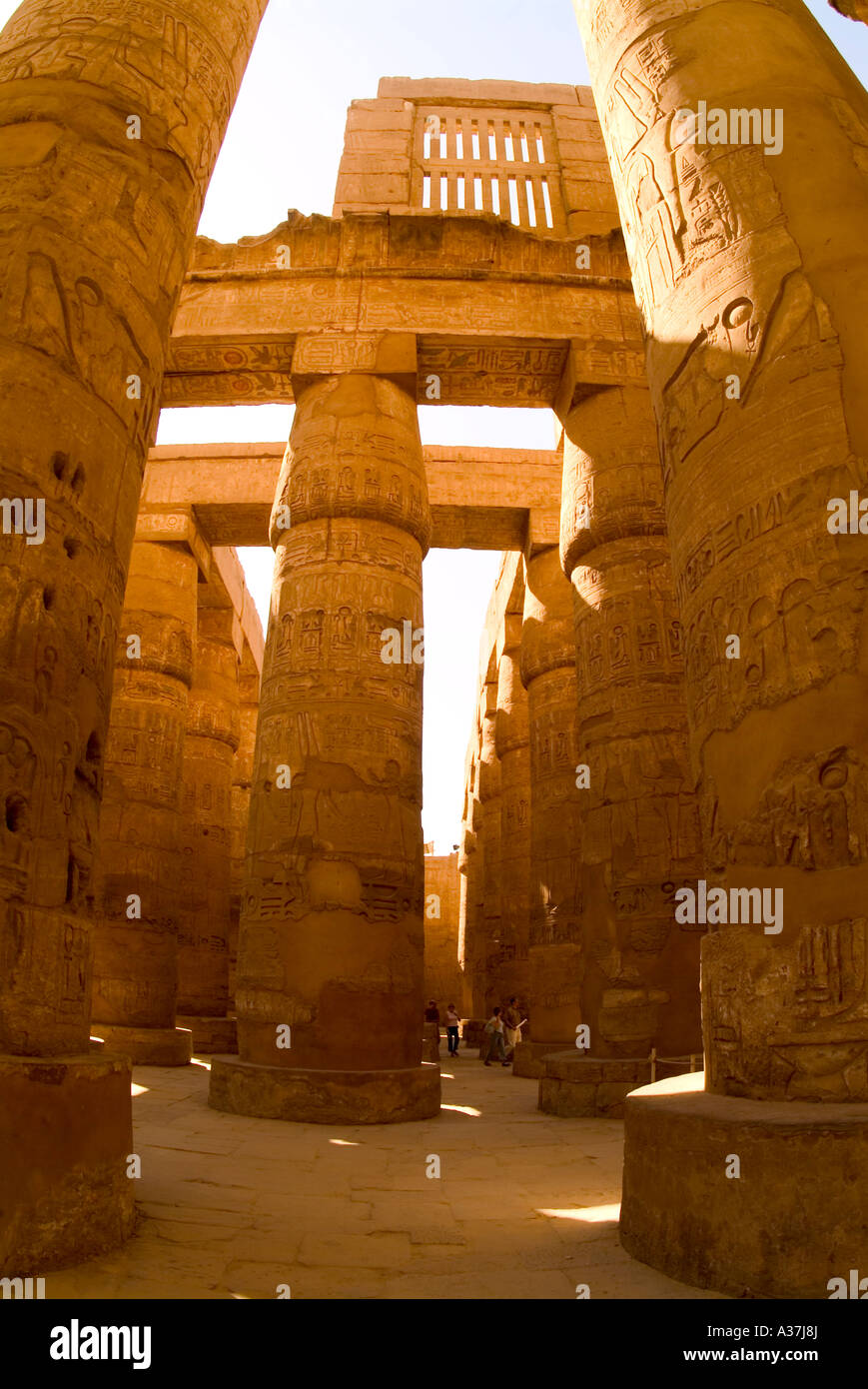 L'intérieur du pylône du Temple de Karnak deuxième grande salle hypostyle 122 bud papyrus de 23 mètres de colonnes de Karnak haute Egypte Afrique du Nord Banque D'Images