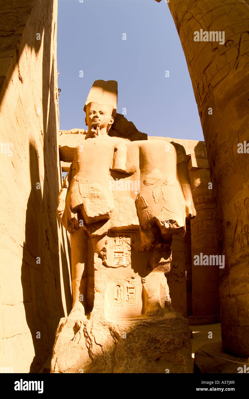 Temple de Karnak statues pharaon intérieur deuxième pylône grande salle hypostyle 122 colonnes bud papyrus Karnak haute Egypte Amérique du Nord Afric Banque D'Images