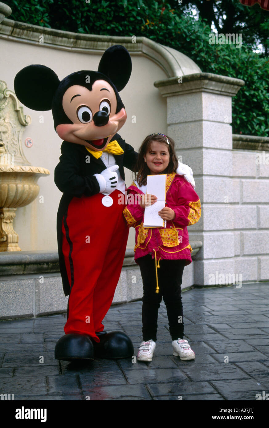 Girl mickey mouse Banque de photographies et d'images à haute résolution -  Alamy