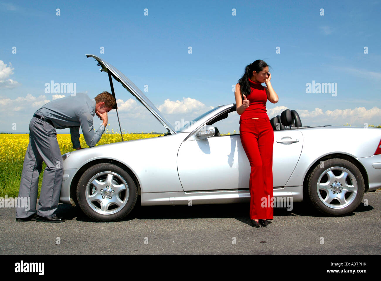 Paar hat eine Autopanne, Attelage randonneur jeune pair parce que de problèmes avec voiture Mercedes SLK Cabrio Banque D'Images