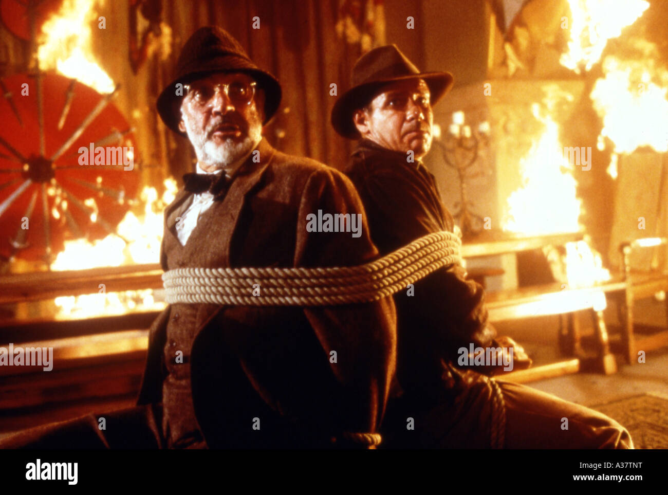 INDIANA JONES ET LA DERNIÈRE CROISADE 1989 UIP film avec Sean Connery et Harrison Ford à gauche Banque D'Images