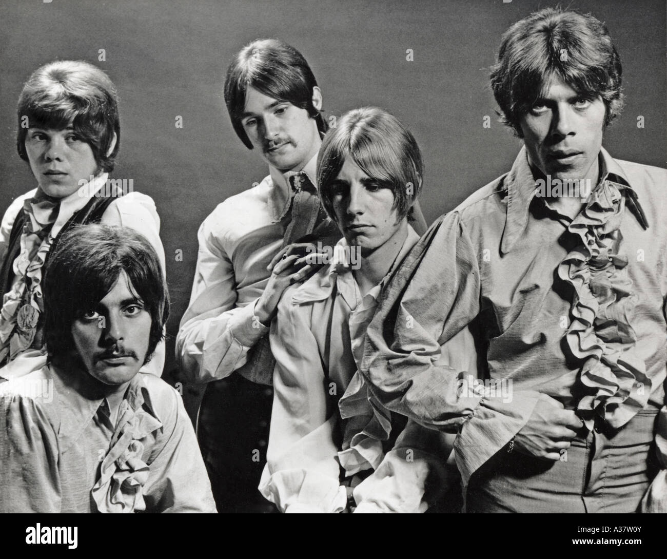 STATUS QUO motional Pro photo de groupe du Royaume-Uni en 1968 à partir de l : Alan Lancaster, John Coughlan, Francis Rossi, Rick Parfitt, Lyne Roy Banque D'Images