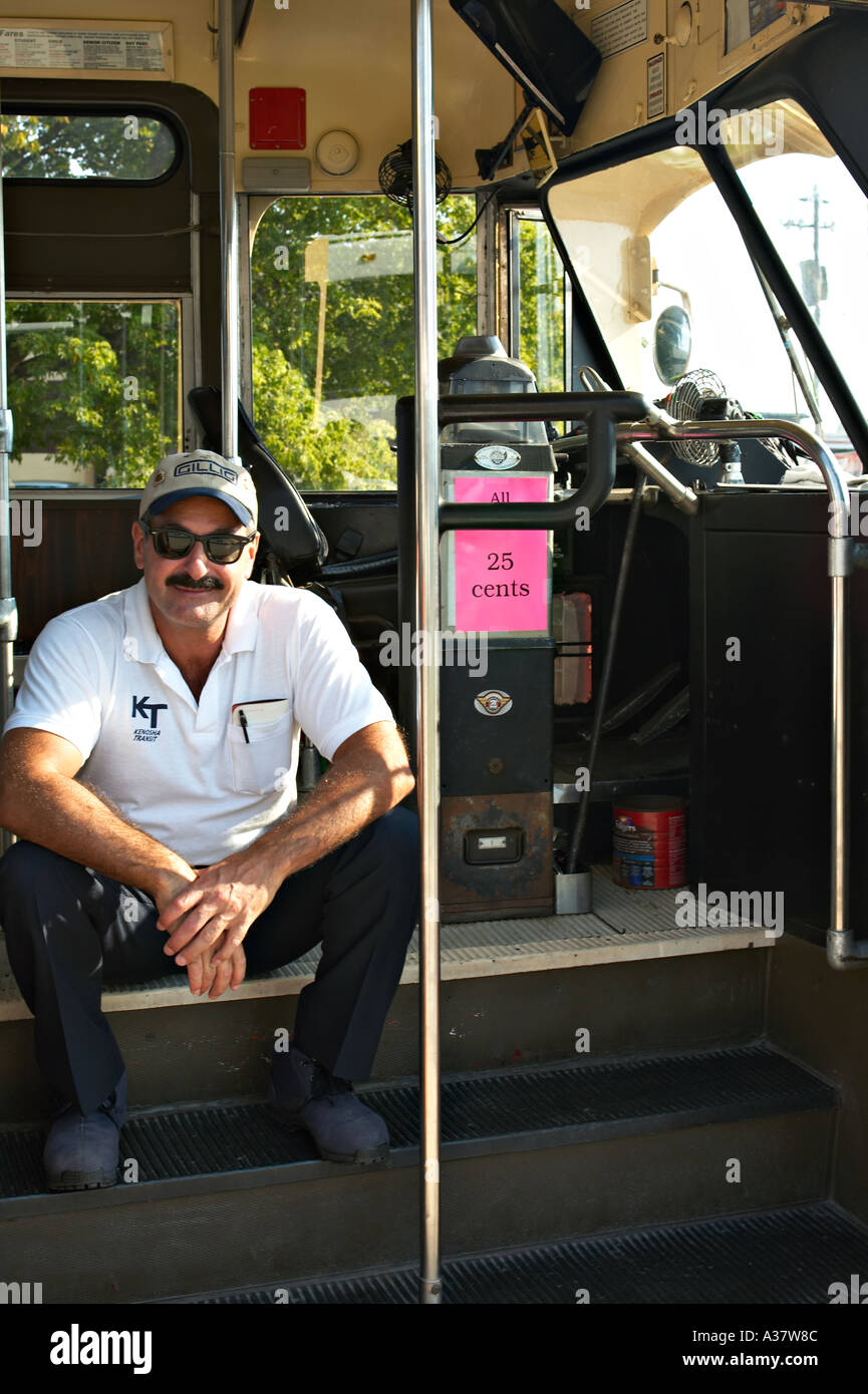 Kenosha WISCONSIN conducteur tramway restauré wearing baseball cap s'asseoir sur les marches de la voiture Banque D'Images