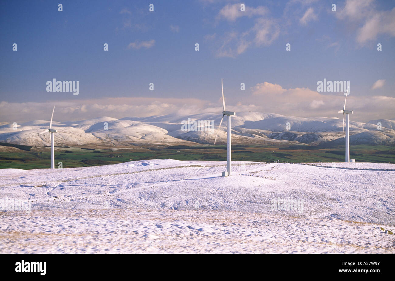 La neige a couvert un paysage d'hiver lorsque l'approvisionnement en électricité est en forte demande éoliennes produisant de l'électricité Hare Hill UK Banque D'Images
