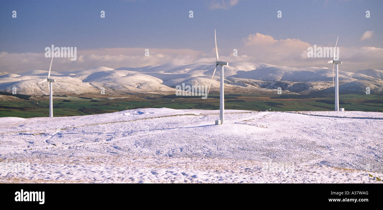 La neige a couvert un paysage d'hiver lorsque l'approvisionnement en électricité est en forte demande éoliennes produisant de l'électricité Hare Hill UK Banque D'Images