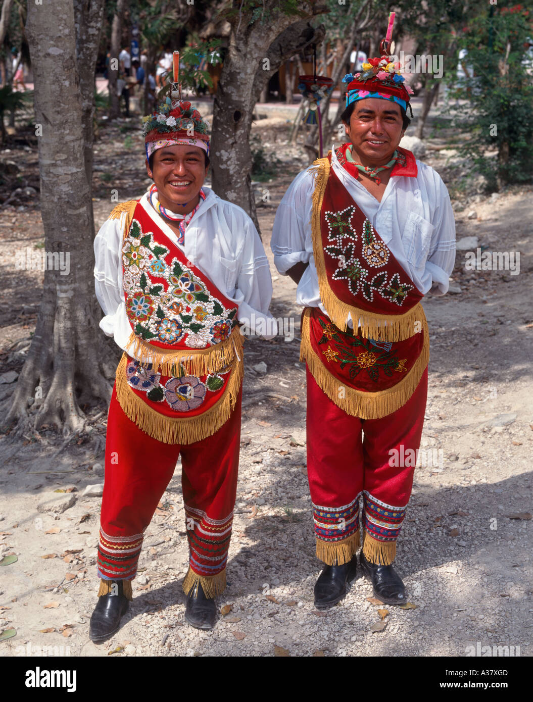 Portrait de deux hommes en costume traditionnel à Tulum, Riviera Maya, Quintana Roo, Yucatan Mexique Banque D'Images
