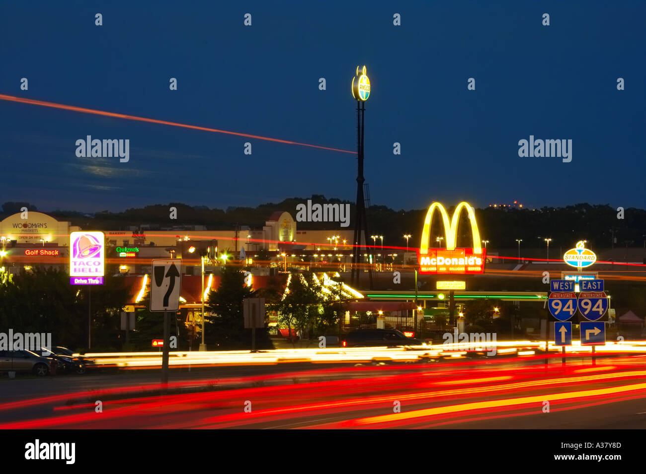Kenosha WISCONSIN Fast food restaurants à proximité de l'Interstate highway nuit signes et floue de voiture Banque D'Images