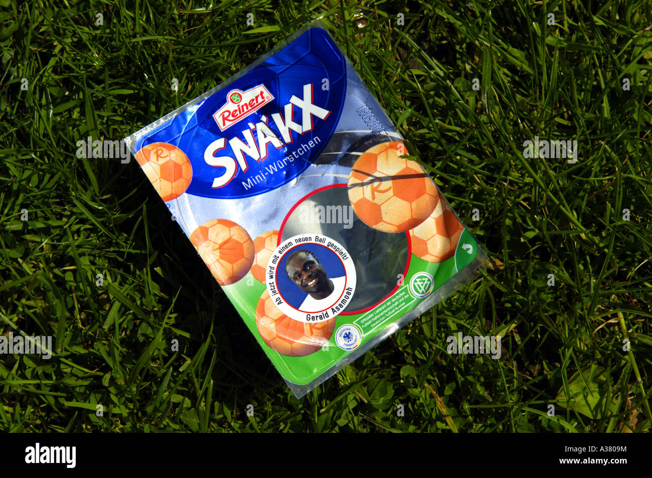 Snakx ballons saucisses du monde 2006 Gerald asamoah footballeur noir produit promoteur allemand Allemagne deutschland deutsch wur Banque D'Images