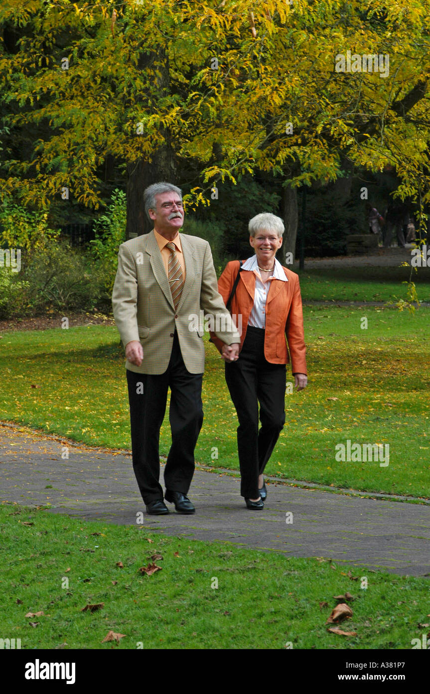 Senioren Paar Mann Frau Herbst Parc Promenade Weg gute Laune froh zufrieden Banque D'Images